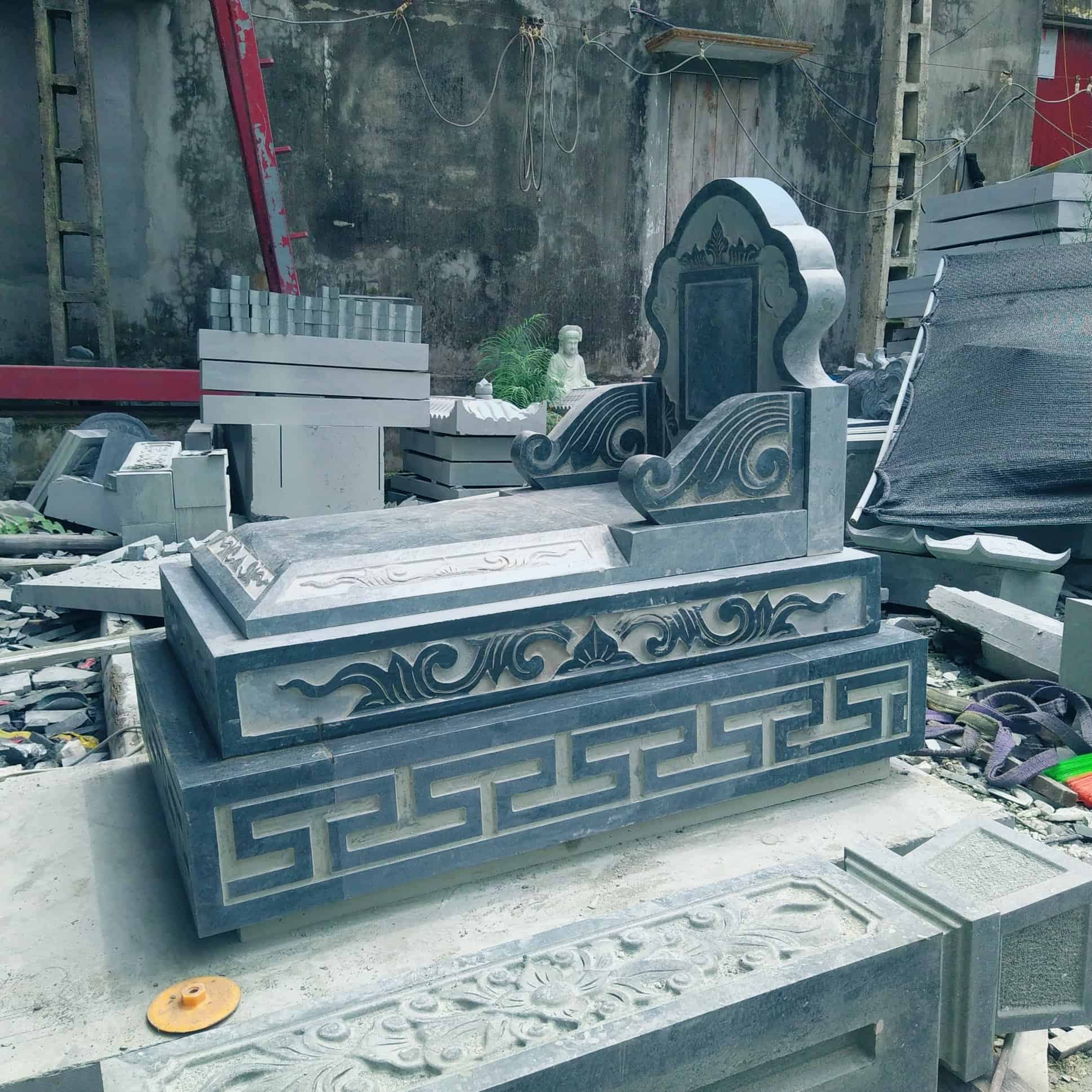 Mẫu mộ đá xanh rêu hậu bành MKM007 - Đẹp, sang trọng, khác biệt