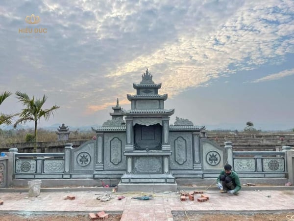 lăng mộ đá xanh rêu nguyên khối số 2 lang-mo-da-xanh-reu-nguyen-khoi-so-2.jpg