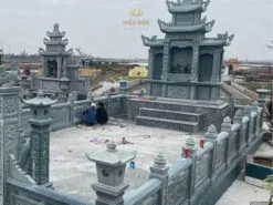 Lăng mộ đá xanh rêu đẹp với lăng thờ chung ba mái đao
